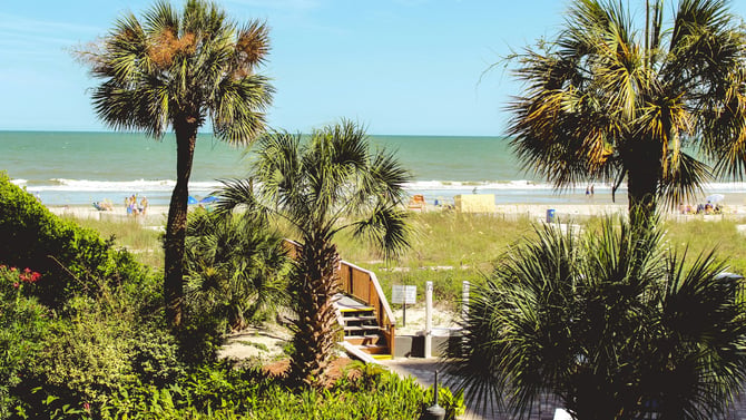 Three-bedroom beach houses for a show-night trip